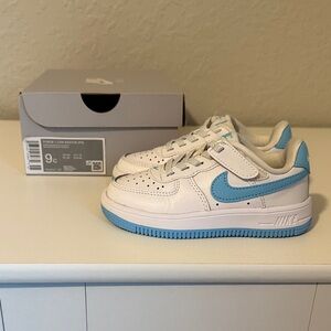 Nike Toddlers’ White and Light Blue Air Force 1 Low EasyOn Size 9c